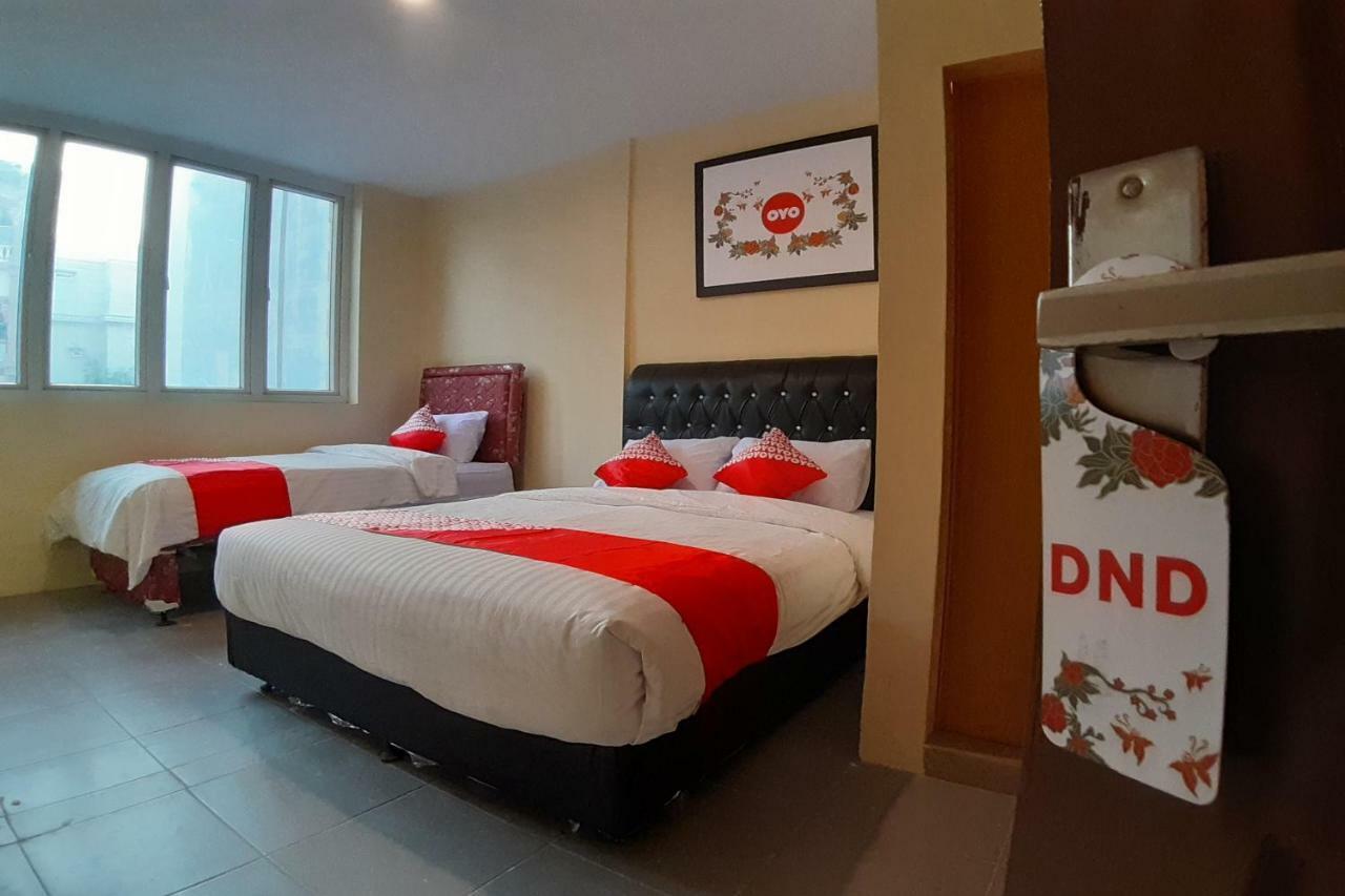 Oyo 1053 Angelyn Home Stay Medan Eksteriør billede
