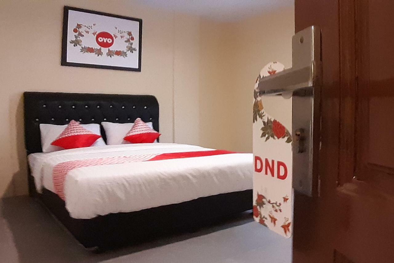 Oyo 1053 Angelyn Home Stay Medan Eksteriør billede